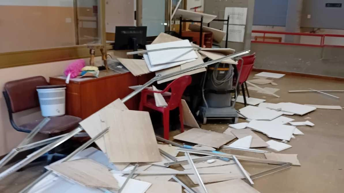 Il sindaco Volpini: "Ho chiesto che venisse verificato tutto il lavoro svolto". Il direttore reggente: "Giovedì le quinte potrebbero rientrare in altre aule". Il sindaco Volpini: "Ho chiesto che venisse verificato tutto il lavoro svolto". Il direttore reggente: "Giovedì le quinte potrebbero rientrare in altre aule".
