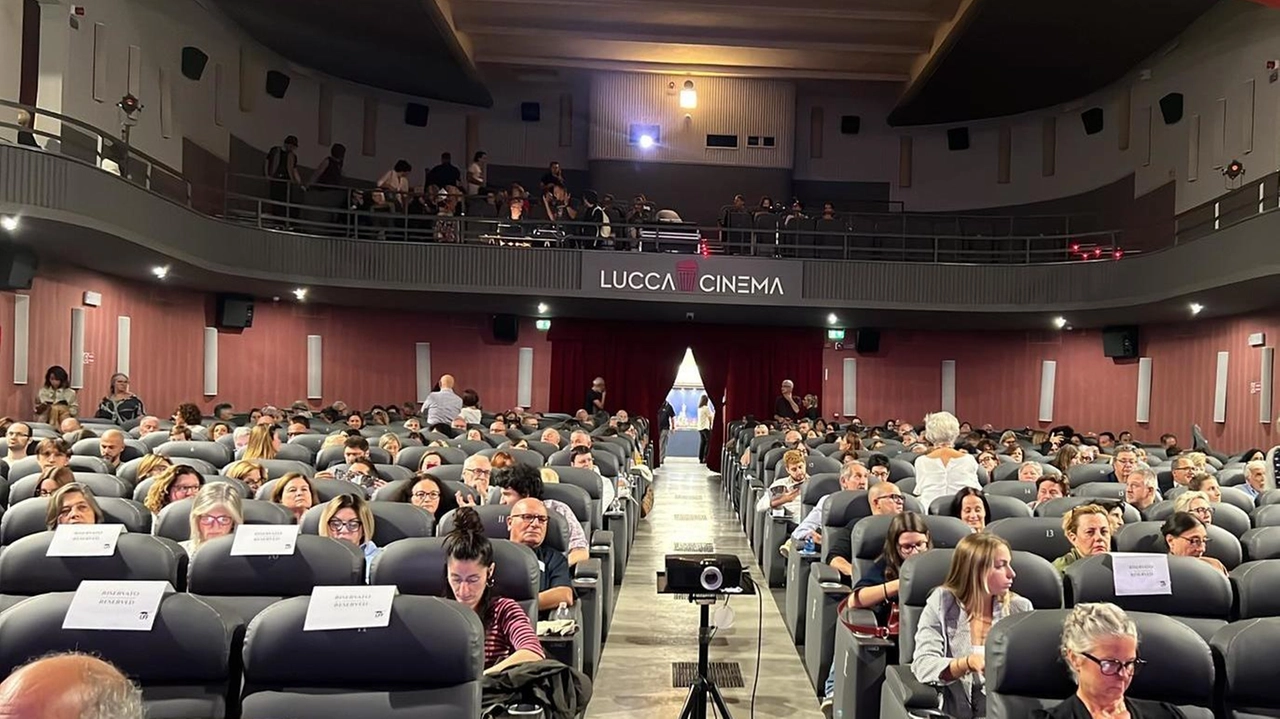 Domenica pre apertura con “Familia“ con il regista Costabile e l’attore Gheghi. Ricca carrellata, da Amerikatsi allo “sguardo insolente“ di Almodovar. Domenica pre apertura con “Familia“ con il regista Costabile e l’attore Gheghi. Ricca carrellata, da Amerikatsi allo “sguardo insolente“ di Almodovar.