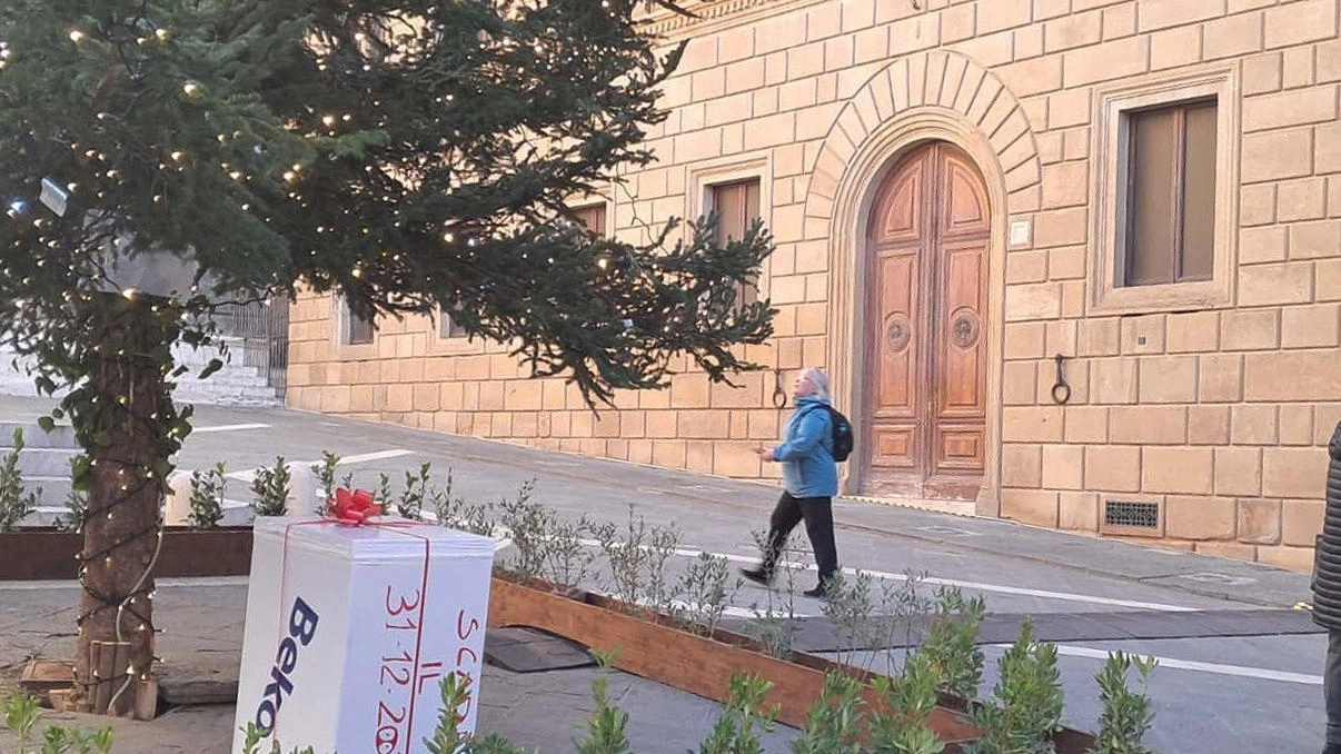 I lavoratori ricevuti dall’arcivescovo Lojudice che ha indossato la pettorina: ’299 motivi per resistere’. Dalla fiaccolata in Piazza del Campo al flashmob della Vigilia, festività amare nel sito di viale Toselli . I lavoratori ricevuti dall’arcivescovo Lojudice che ha indossato la pettorina: ’299 motivi per resistere’. Dalla fiaccolata in Piazza del Campo al flashmob della Vigilia, festività amare nel sito di viale Toselli .