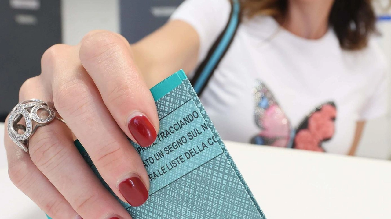 Un’elettrice alle urne (. foto di repertorio Un’elettrice alle urne (. foto di repertorio