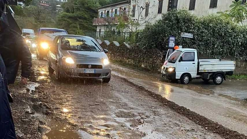 La strada provinciale in località La Soda allagata per la pioggia caduta in questi giorni La strada provinciale in località La Soda allagata per la pioggia caduta in questi giorni