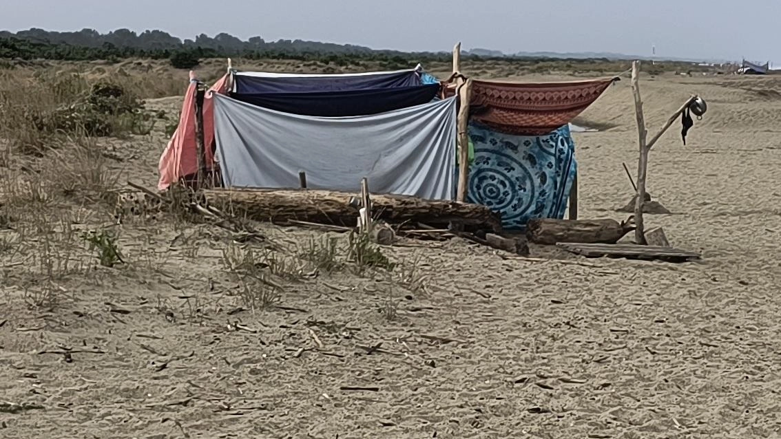 Una delle tende sanzionate sulla spiaggia della Lecciona Intensificati i controlli dei Guardaparco