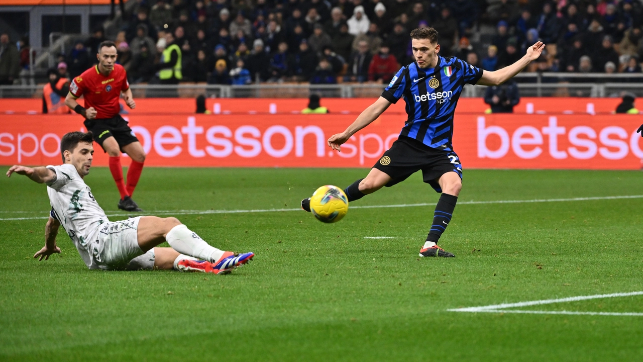 Alberto Grassi anticipa Asllani, pronto a calciare a rete da ottima posizione (foto Roberto Garavaglia/Agenzia Aldo Liverani sas)