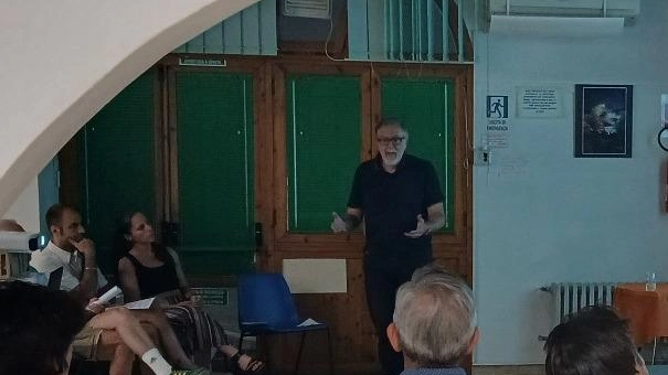 Una delle numerose riunioni dell’associazione guidata da Paolo Sanesi per discutere del tema della partecipazione Una delle numerose riunioni dell’associazione guidata da Paolo Sanesi per discutere del tema della partecipazione