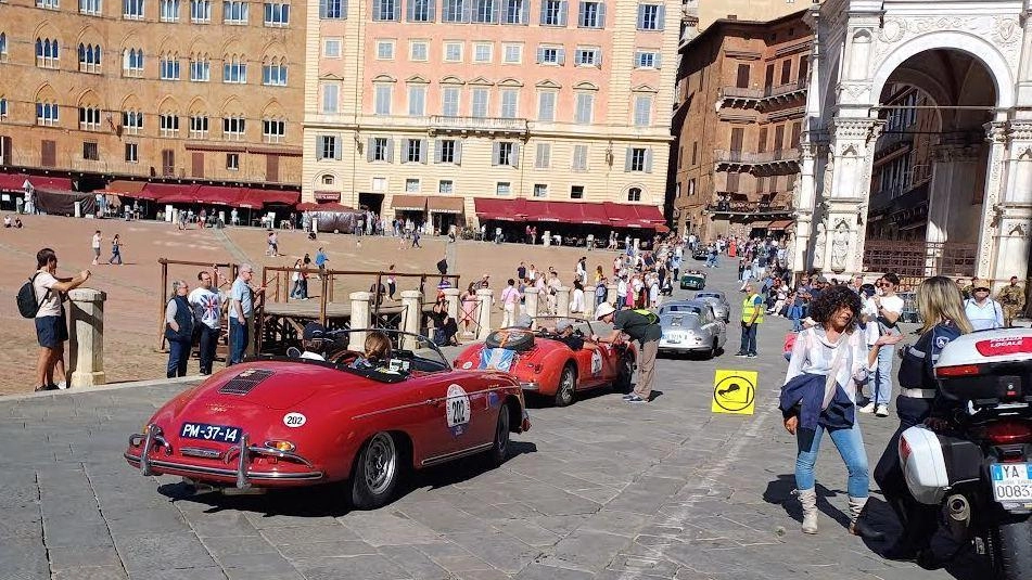 Auto storiche protagoniste in Piazza del Campo. Ieri sono transitate nel cuore di Siena circa 350 vetture d’epoca in occasione... Auto storiche protagoniste in Piazza del Campo. Ieri sono transitate nel cuore di Siena circa 350 vetture d’epoca in occasione...