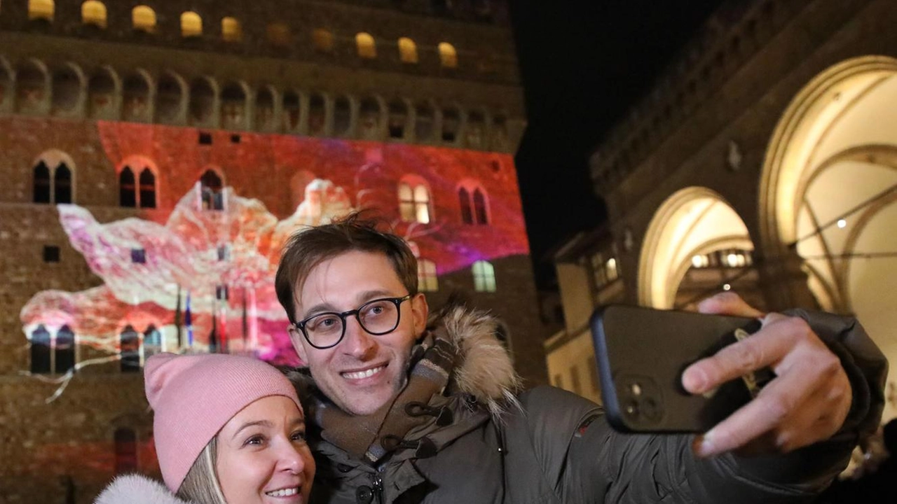 Le luci natalizie di Firenze si accendono con eventi e videomapping per promuovere il rispetto della città. Le luci natalizie di Firenze si accendono con eventi e videomapping per promuovere il rispetto della città.