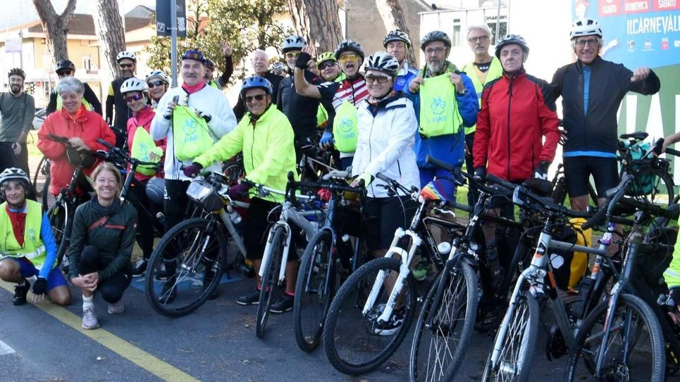 Valerio Cinti, presidente Fiab Versilia: "Sulle strade c’è una pericolosa promiscuità di veicoli". I limiti di velocità: "Andrebbero estese le aree a 30 kmh, meglio ancora se si scende a 20". Valerio Cinti, presidente Fiab Versilia: "Sulle strade c’è una pericolosa promiscuità di veicoli". I limiti di velocità: "Andrebbero estese le aree a 30 kmh, meglio ancora se si scende a 20".