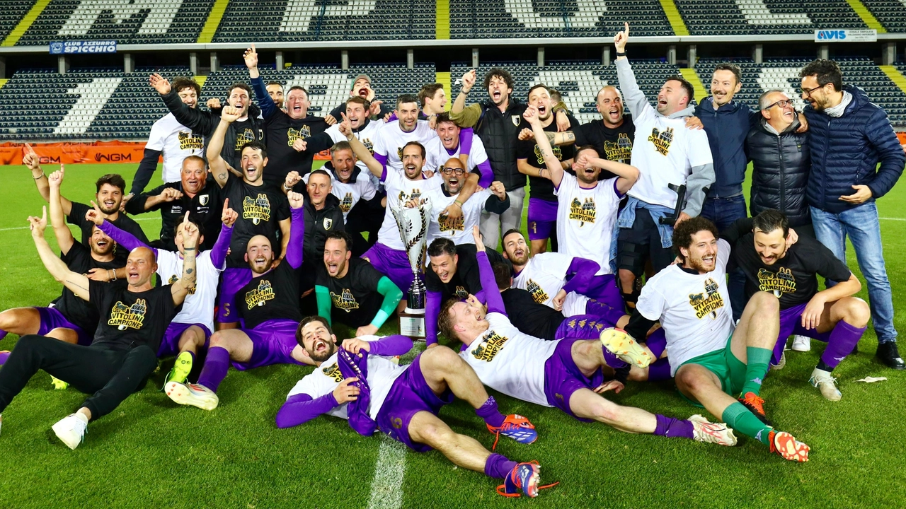 Vitolini campione: un paese intero in festa dopo la vittoria nella finale del calcio Uisp. L'ultimo atto è stato giocato al Castellani davanti a un ottimo pubblico (Gasperini / Fotocronache Germogli) Vitolini campione: un paese intero in festa dopo la vittoria nella finale del calcio Uisp. L'ultimo atto è stato giocato al Castellani davanti a un ottimo pubblico (Gasperini / Fotocronache Germogli)