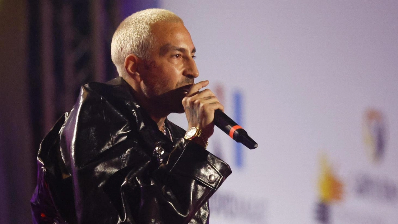 Giovedì al “Beat“ si esibirà. Luchè, rapper partenopeo fra i più conosciuti Giovedì al “Beat“ si esibirà. Luchè, rapper partenopeo fra i più conosciuti