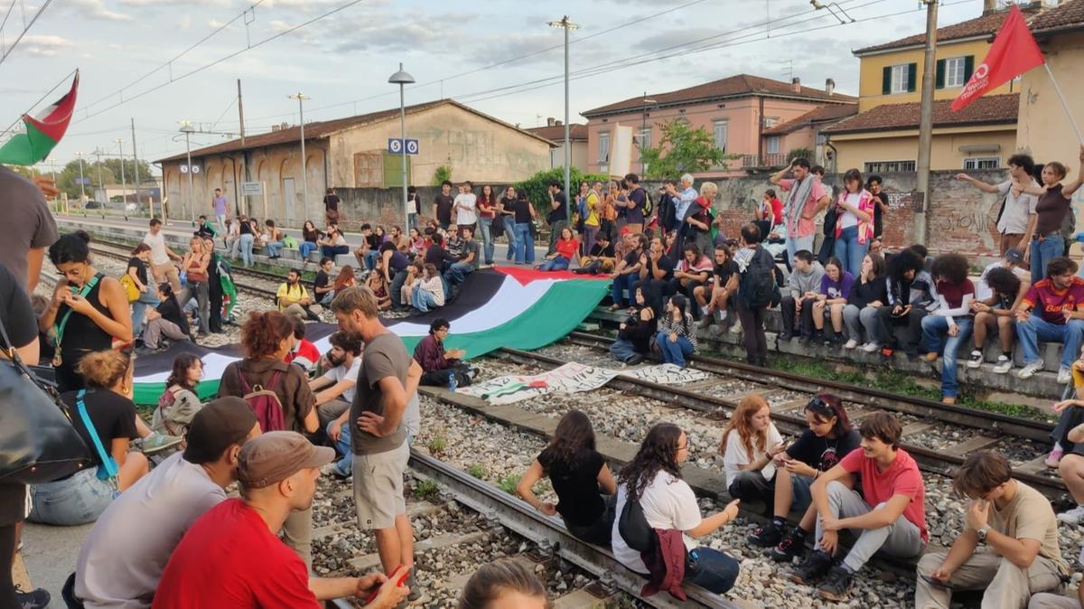 Manifestazione Pro Pal a Lucca, gli attivisti irrompono sui binari e bloccano il transito dei treni