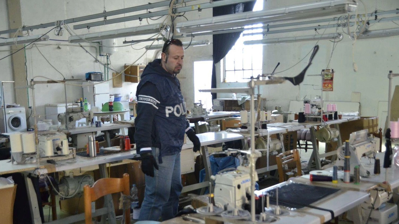 Un controllo all’interno di una ditta a conduzione cinese Immagine di archivio Attalmi Un controllo all’interno di una ditta a conduzione cinese Immagine di archivio Attalmi