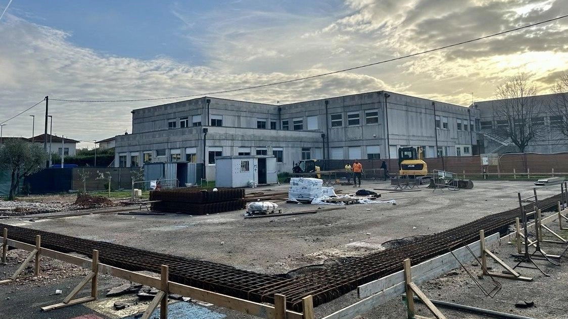 Il cantiere per la nuova tensostruttura lungo la via Sarzanese a Capezzano Il cantiere per la nuova tensostruttura lungo la via Sarzanese a Capezzano