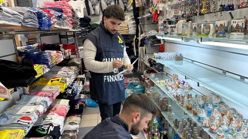 sequestrati in un negozio più di tremila souvenir