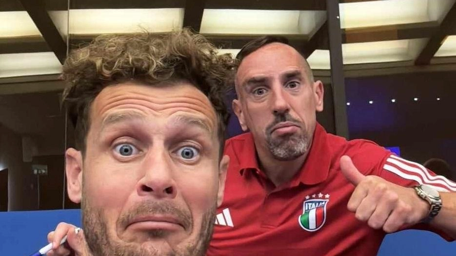 Alessandro Diamanti, ex calciatore di successo, ottiene l'abilitazione UEFA A e si prepara a intraprendere la carriera di allenatore dopo una brillante carriera in campo. Alessandro Diamanti, ex calciatore di successo, ottiene l'abilitazione UEFA A e si prepara a intraprendere la carriera di allenatore dopo una brillante carriera in campo.