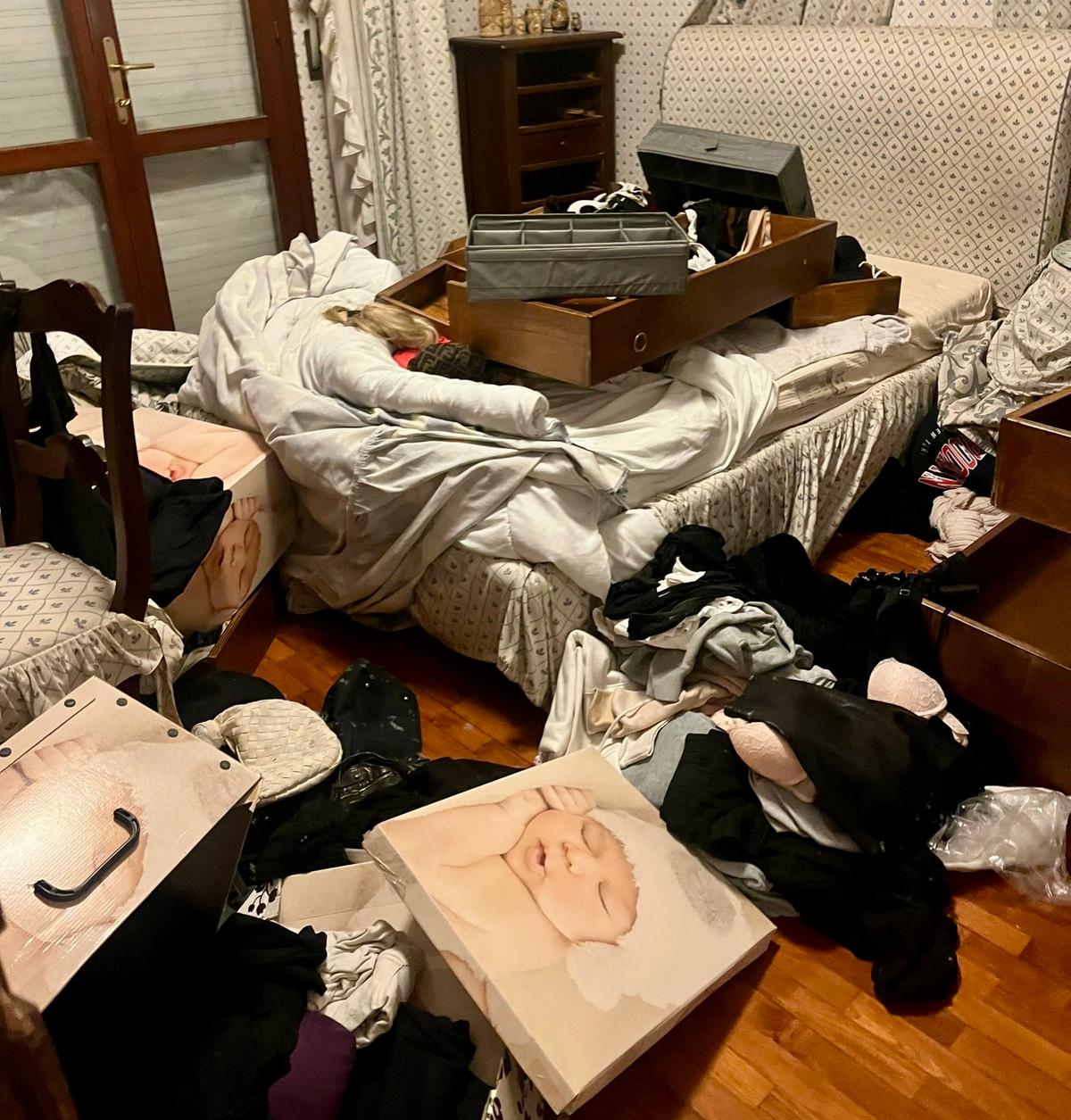Le devastano casa mentre è in ferie, caos e stanze irriconoscibili Le devastano casa mentre è in ferie, caos e stanze irriconoscibili
