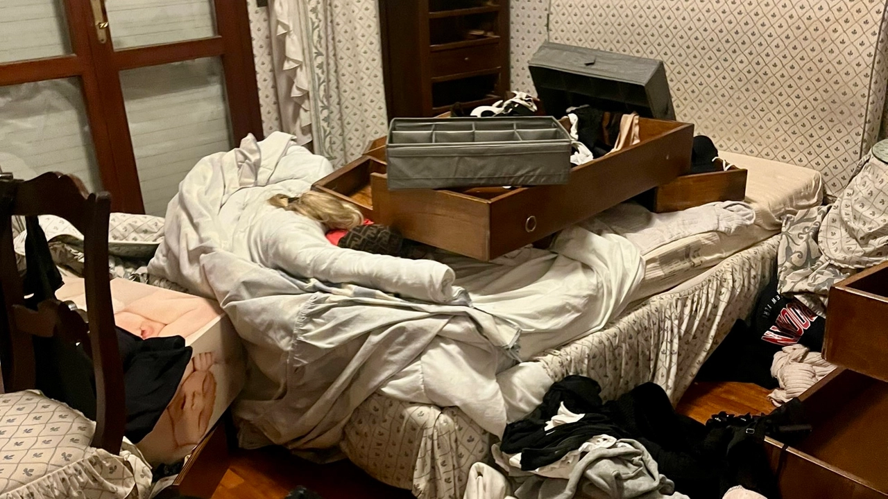 La camera da letto completamente devastata: la casa si trova nella zona del Galimberti La camera da letto completamente devastata: la casa si trova nella zona del Galimberti