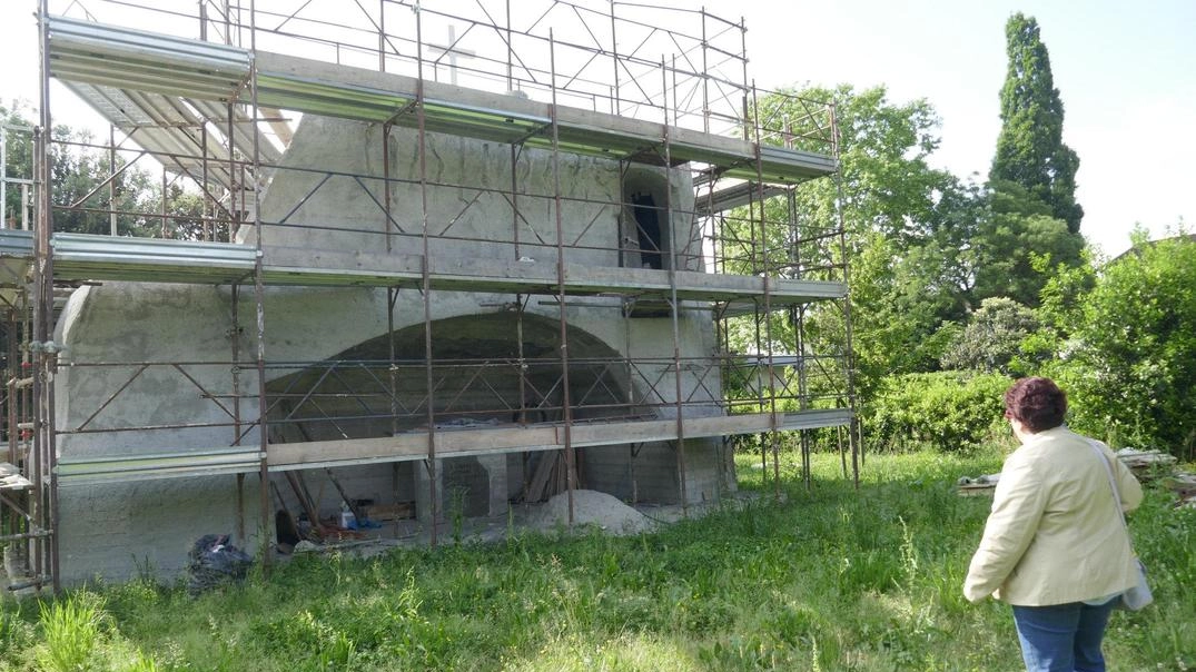 Il cantiere della grotta che si sta costruendo in piazza della Chiesa a Paperino Foto Attalmi Il cantiere della grotta che si sta costruendo in piazza della Chiesa a Paperino Foto Attalmi