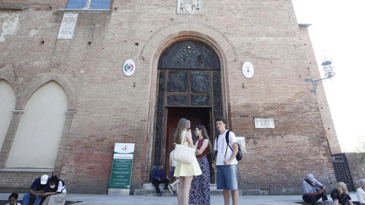 I tre scudi con gli stemmi dell’Ordine Domenicano, di Santa Caterina compatrona d’Italia e d’Europa e quello della Basilica stessa I tre scudi con gli stemmi dell’Ordine Domenicano, di Santa Caterina compatrona d’Italia e d’Europa e quello della Basilica stessa