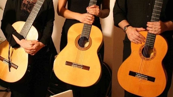 Oggi al Granduca di scena il «Trio di chitarre Estampas», formazione di musicisti veronesi composta dai chitarristi Gianni Cesarotto, Julia Nagy e Carla Tessari Oggi al Granduca di scena il «Trio di chitarre Estampas», formazione di musicisti veronesi composta dai chitarristi Gianni Cesarotto, Julia Nagy e Carla Tessari
