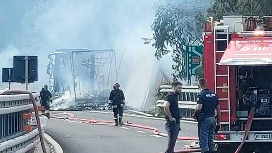 Incendio in autostrada, riaperta la bretella Lucca-Viareggio