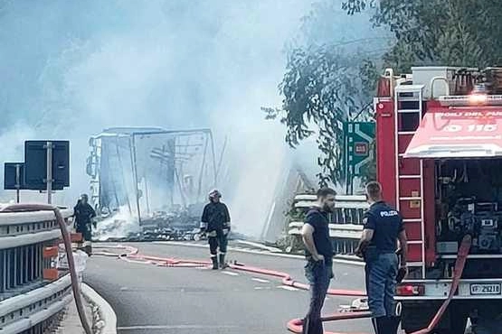 Intrappolati sulla Bretella. Prende fuoco un furgone e scoppia il rogo in collina. Ora la Bretella Lucca-Viareggio è stata riaperta