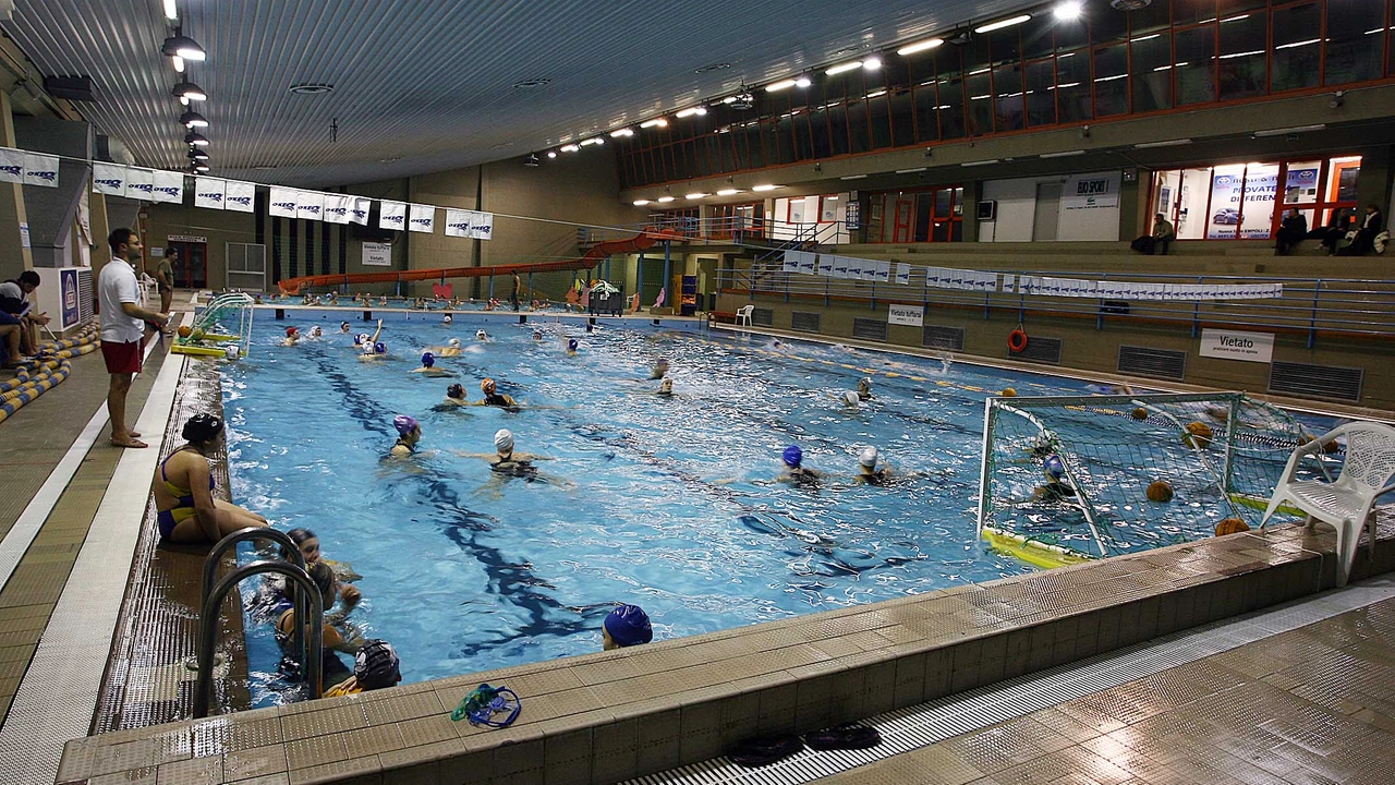 Il futuro dell’impianto della piscina comunale di viale delle Olimpiadi è incerto: servono dieci milioni di euro per restaurarla e rinnovarla e l’amministrazione sta cercando bandi di finanziamento (Foto Germogli) Il futuro dell’impianto della piscina comunale di viale delle Olimpiadi è incerto: servono dieci milioni di euro per restaurarla e rinnovarla e l’amministrazione sta cercando bandi di finanziamento (Foto Germogli)