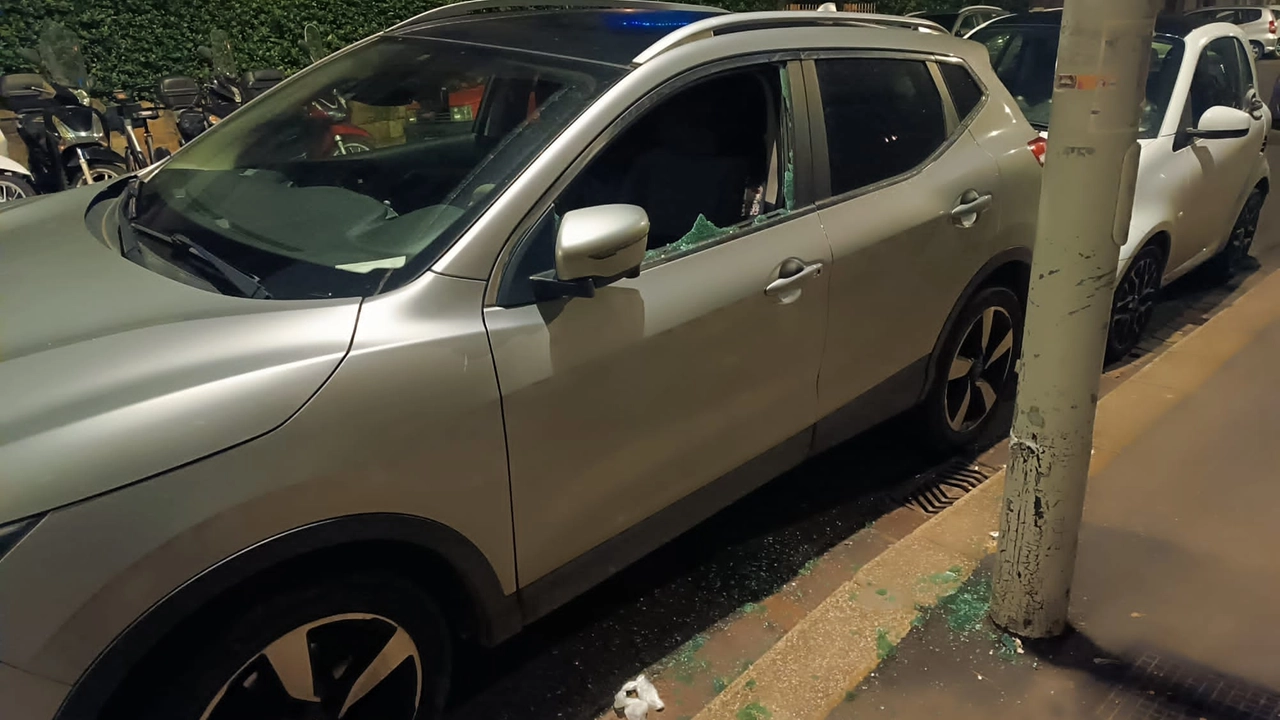 Una delle auto vandalizzate Una delle auto vandalizzate