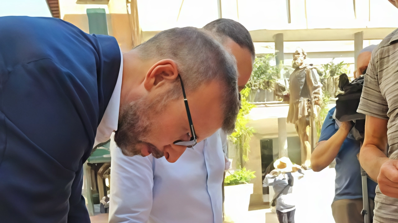 Il presidente del consiglio regionale Antonio Mazzeo firma contro l'autonomia differenziata a Pisa, definendola una riforma dannosa che aumenta le disuguaglianze e danneggia i servizi ai cittadini. Il presidente del consiglio regionale Antonio Mazzeo firma contro l'autonomia differenziata a Pisa, definendola una riforma dannosa che aumenta le disuguaglianze e danneggia i servizi ai cittadini.