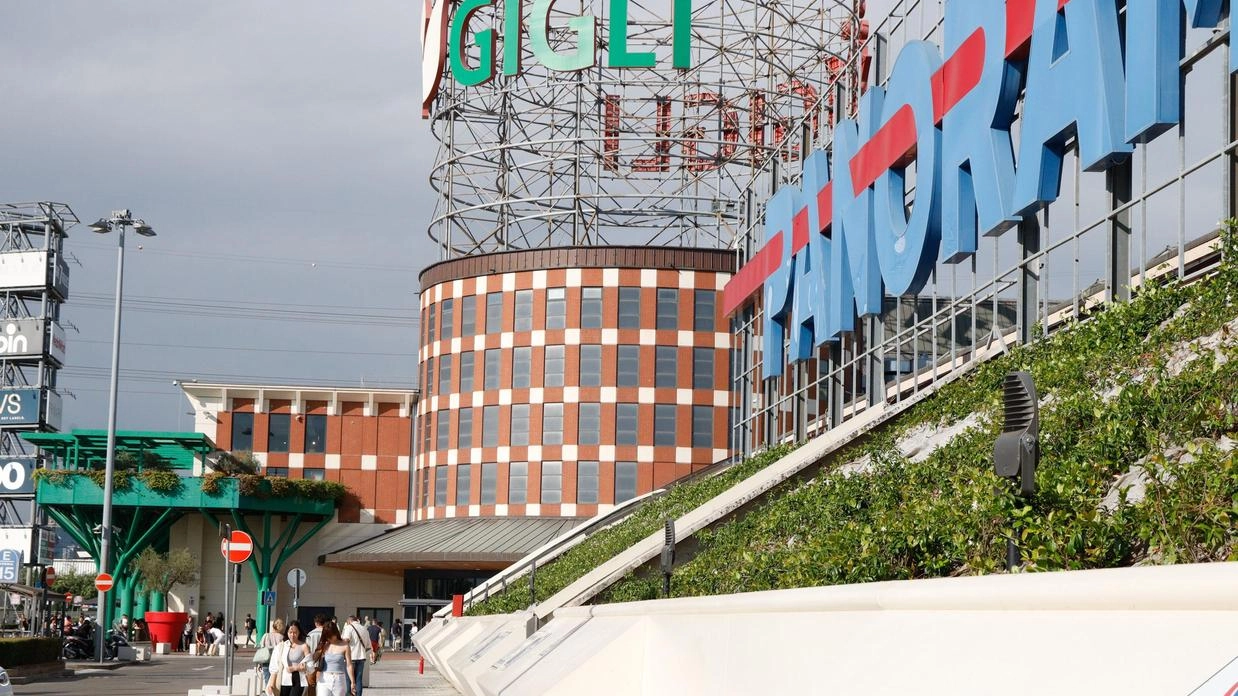 Fa discutere la decisione del centro commerciale I Gigli di aprire a Ferragosto Fa discutere la decisione del centro commerciale I Gigli di aprire a Ferragosto