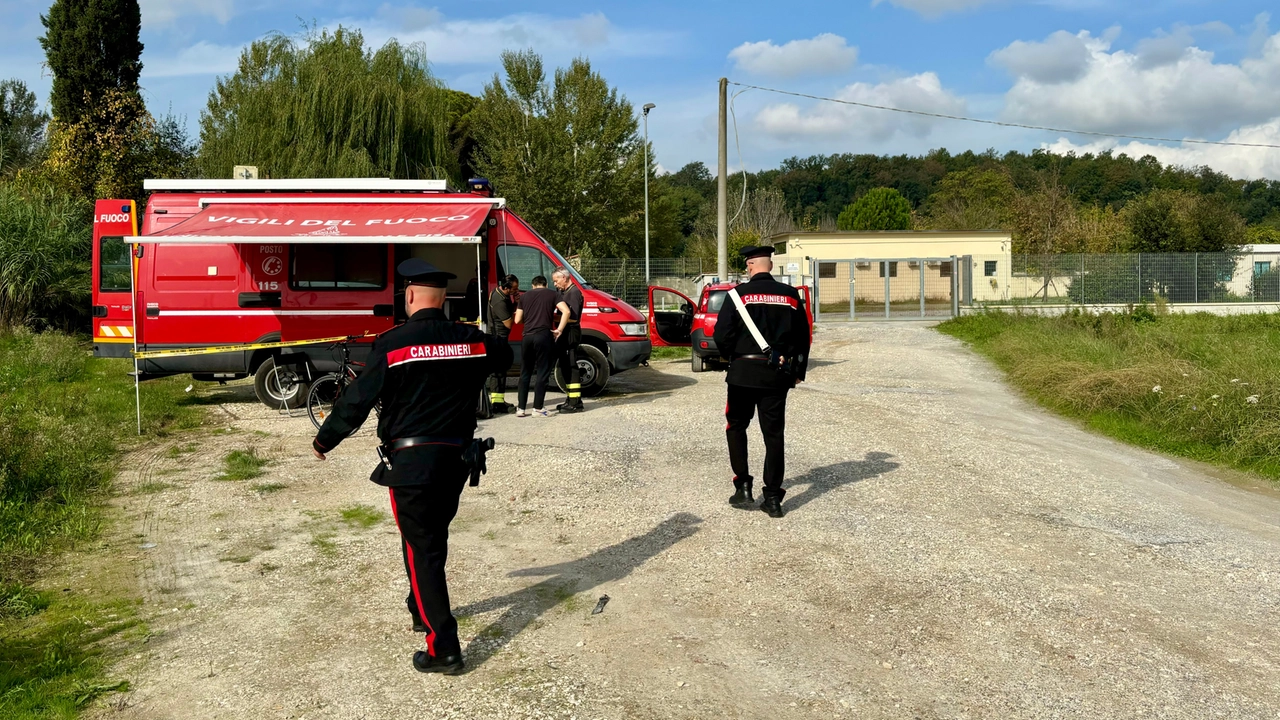 Le ricerche lungo il fiume Arno ad opera dei vigili del fuoco e dei carabinieri (foto Bongianni/Germogli) Le ricerche lungo il fiume Arno ad opera dei vigili del fuoco e dei carabinieri (foto Bongianni/Germogli)
