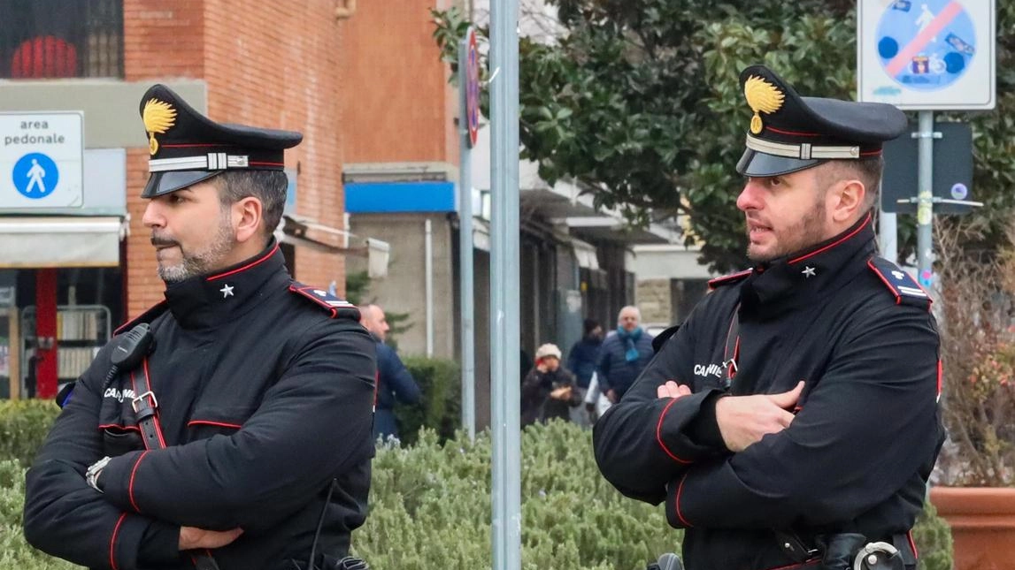 Un’operazione da parte dei carabinieri in piazza della Resistenza (FotoGermogli) Un’operazione da parte dei carabinieri in piazza della Resistenza (FotoGermogli)