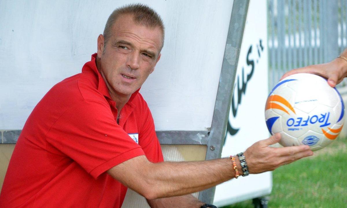 Il biondo che va sempre di corsa: "In campo ho sacrificato un rene. Oggi nel calcio non vedo valori" Il biondo che va sempre di corsa: "In campo ho sacrificato un rene. Oggi nel calcio non vedo valori"