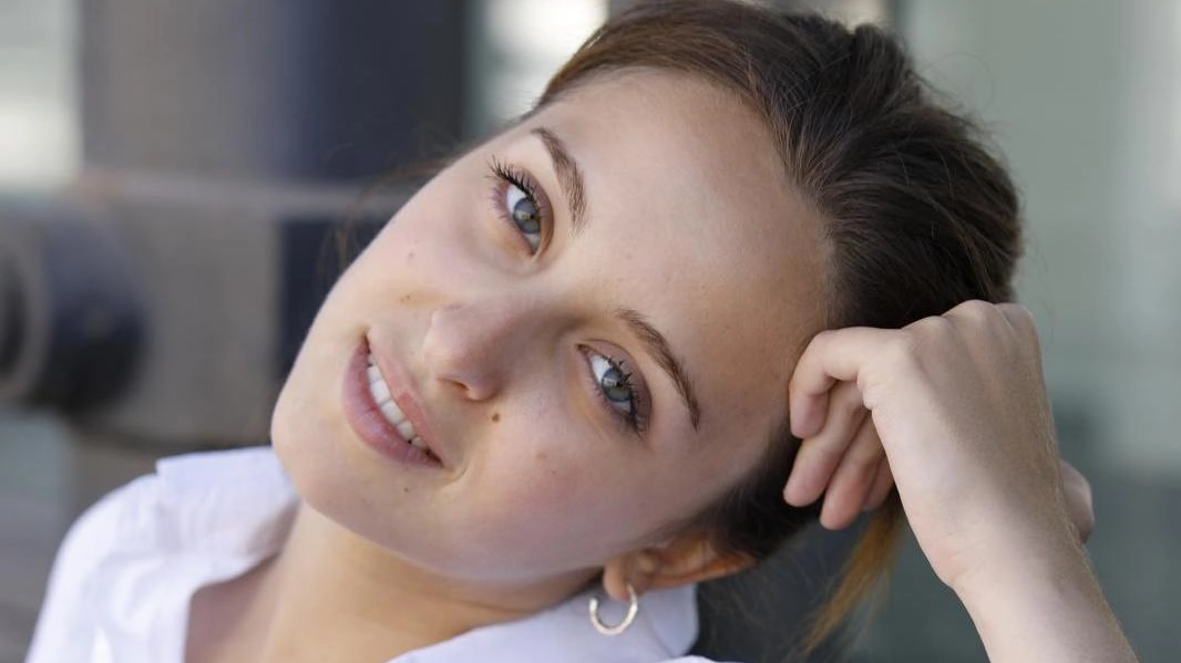 Emma Bianchi, 20 anni: a Roma fa la cameriera per pagarsi gli studi di recitazione Emma Bianchi, 20 anni: a Roma fa la cameriera per pagarsi gli studi di recitazione
