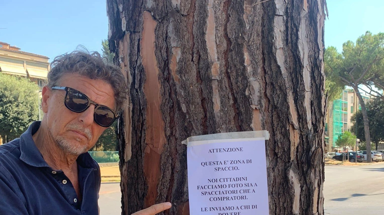 Paolo Marcheschi davanti a un cartello spuntato in viale De Amicis. Gli spacciatori hanno preso il controllo di giardini e strade nel quartiere di Campo di Marte Paolo Marcheschi davanti a un cartello spuntato in viale De Amicis. Gli spacciatori hanno preso il controllo di giardini e strade nel quartiere di Campo di Marte