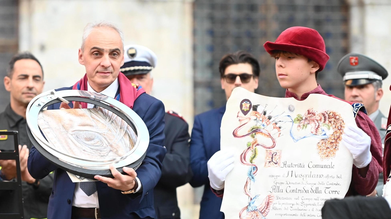 Massimo Bianchi, priore della Torre, con l’ultimo masgalano assegnato per la stagione paliesca dell’anno in corso Massimo Bianchi, priore della Torre, con l’ultimo masgalano assegnato per la stagione paliesca dell’anno in corso