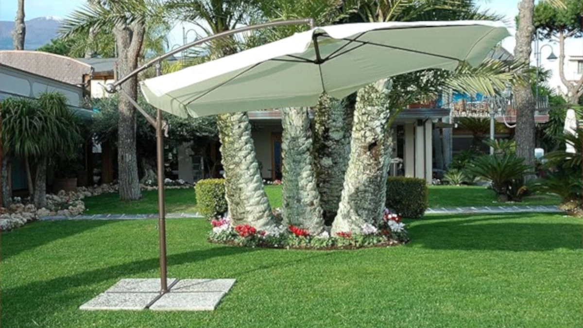 Ombrellone elegante e robusto per giardini e terrazze: adesso su Amazon ti costa il 18% in meno