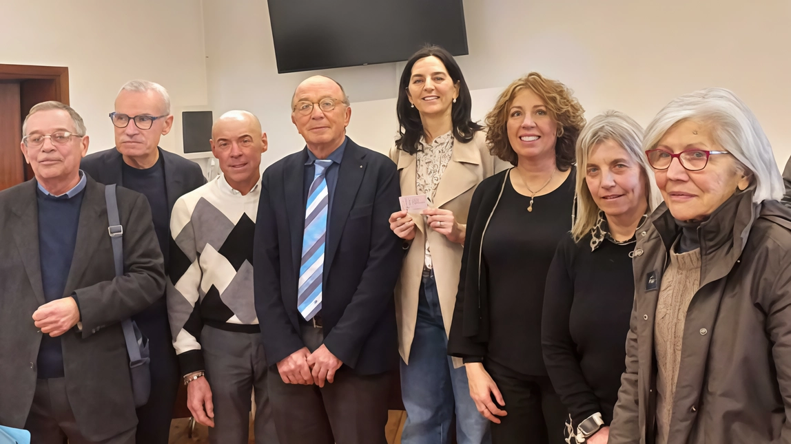 Il consiglio dell’associazione dell’Università Popolare. Al centro il presidente Tinghi e la sindaca Vanni Il consiglio dell’associazione dell’Università Popolare. Al centro il presidente Tinghi e la sindaca Vanni