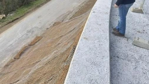Anche Gombitelli ha subìto un fenomeno franoso in via dei Norcini e sono stati spesi ben 250.000 euro L’assessore Dalle Luche durante un sopralluogo alla frana Anche Gombitelli ha subìto un fenomeno franoso in via dei Norcini e sono stati spesi ben 250.000 euro L’assessore Dalle Luche durante un sopralluogo alla frana