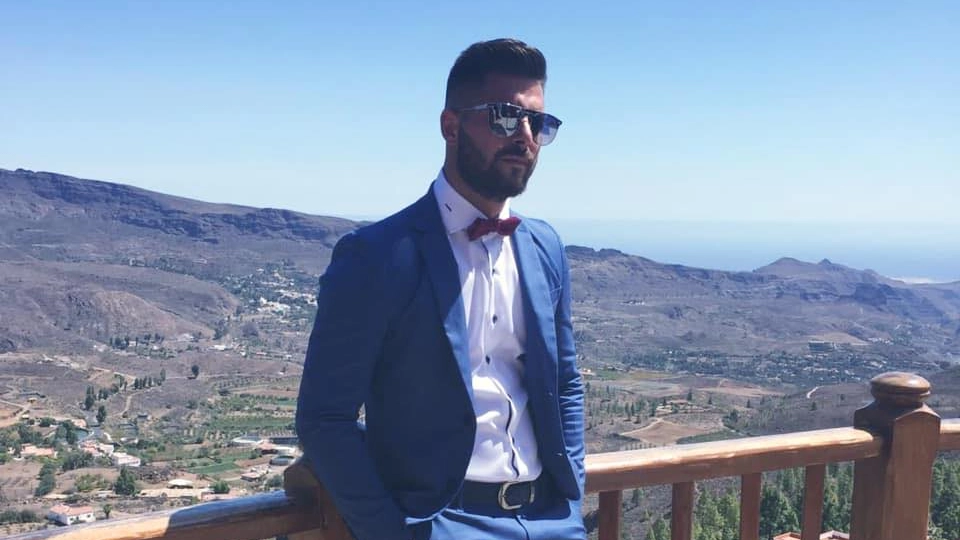 Marco Riccomagno aveva 32 anni. Era uscito di casa per andare a lavoro ed è tragicamente morto in un incidente Marco Riccomagno aveva 32 anni. Era uscito di casa per andare a lavoro ed è tragicamente morto in un incidente