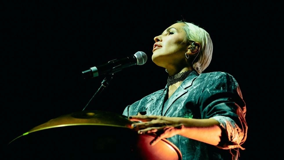 Serena Brancale sarà in concerto questa domenica alla Rocca del Leone di Castiglione del Lago con una tappa del suo “Anema e Core Tour”
