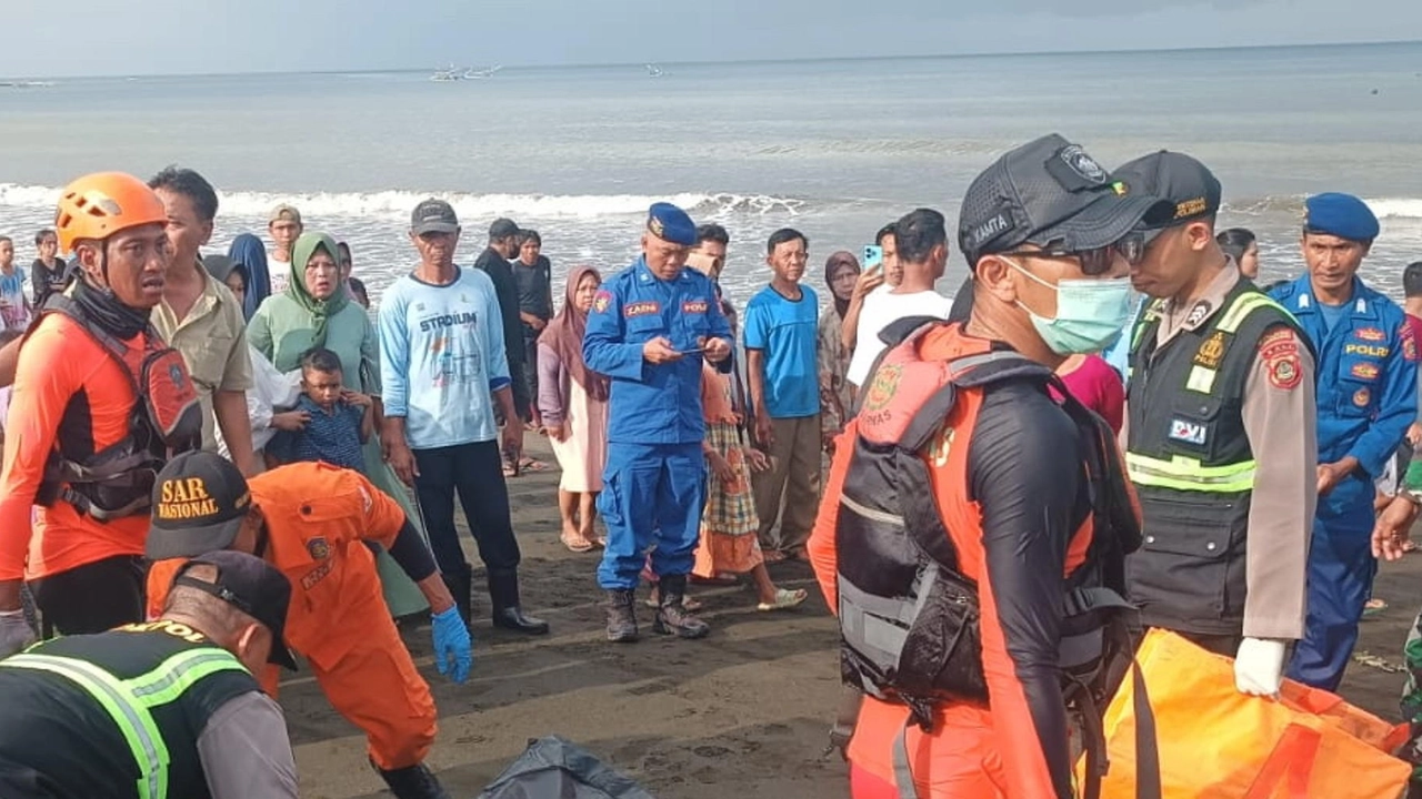 Bali, traghetto affonda per il maltempo: 4 morti e 38 dispersi