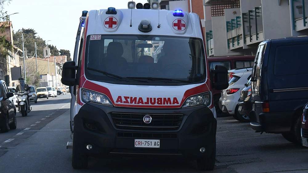 Grave incidente sul lavoro in una nave: giovane operaio colpito da una fune