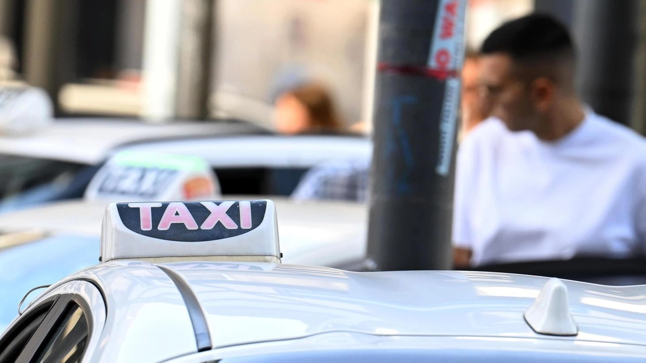 Il Comune di Pisa ha disposto il rilascio di 16 nuove licenze per taxi (foto d’archivio) Il Comune di Pisa ha disposto il rilascio di 16 nuove licenze per taxi (foto d’archivio)
