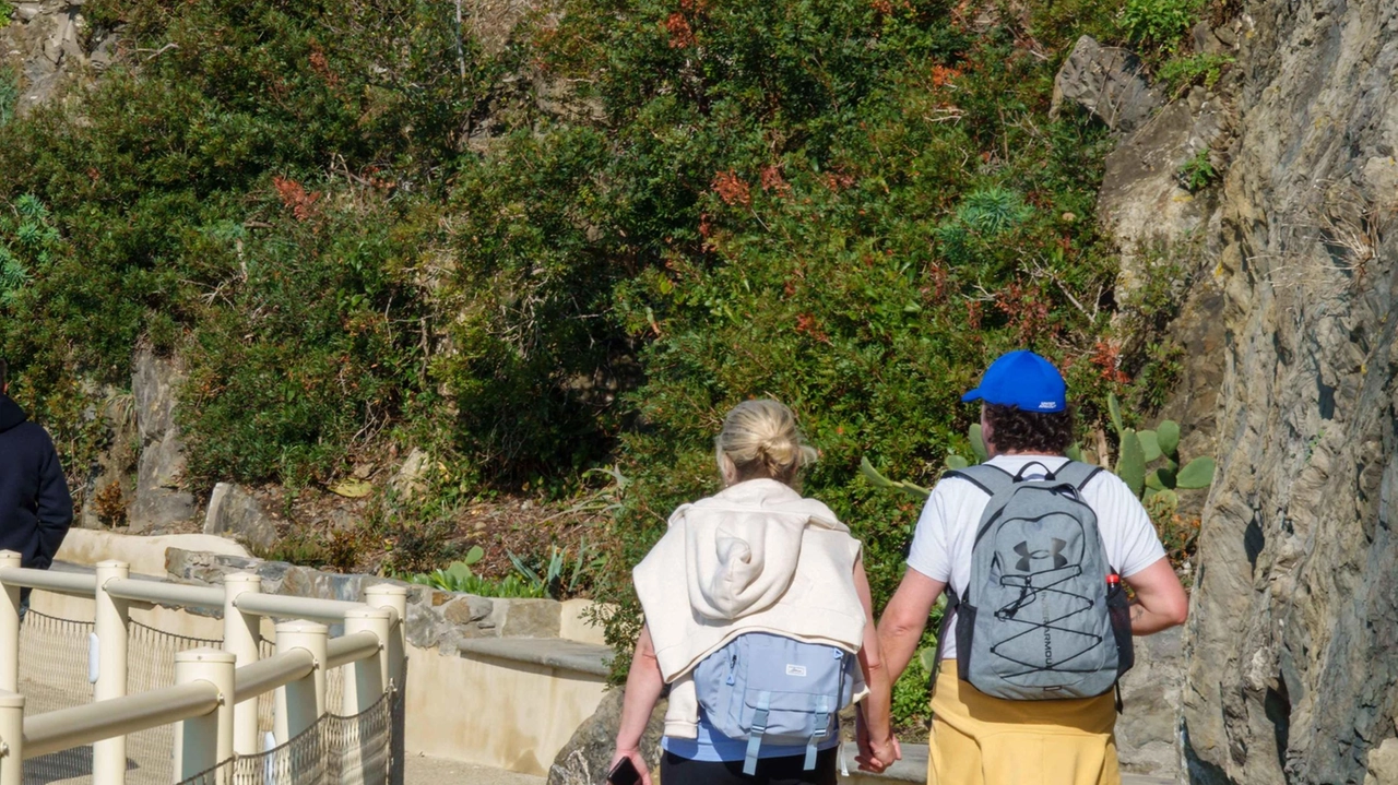 La Via dell’Amore, lo storico sentiero a picco sul mare, tra Riomaggiore e Manarola, è stato inagurato il 26 luglio dello scorso anno e poi. chiuso per alcuni mesi lo scorso inverno a causa di una grossa frana che aveva danneggiato reti e galleria paramassi La Via dell’Amore, lo storico sentiero a picco sul mare, tra Riomaggiore e Manarola, è stato inagurato il 26 luglio dello scorso anno e poi. chiuso per alcuni mesi lo scorso inverno a causa di una grossa frana che aveva danneggiato reti e galleria paramassi