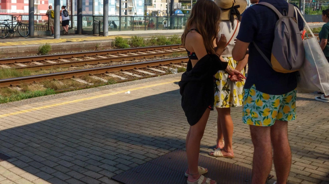 Passeggeri in attesa a Migliarina Passeggeri in attesa a Migliarina