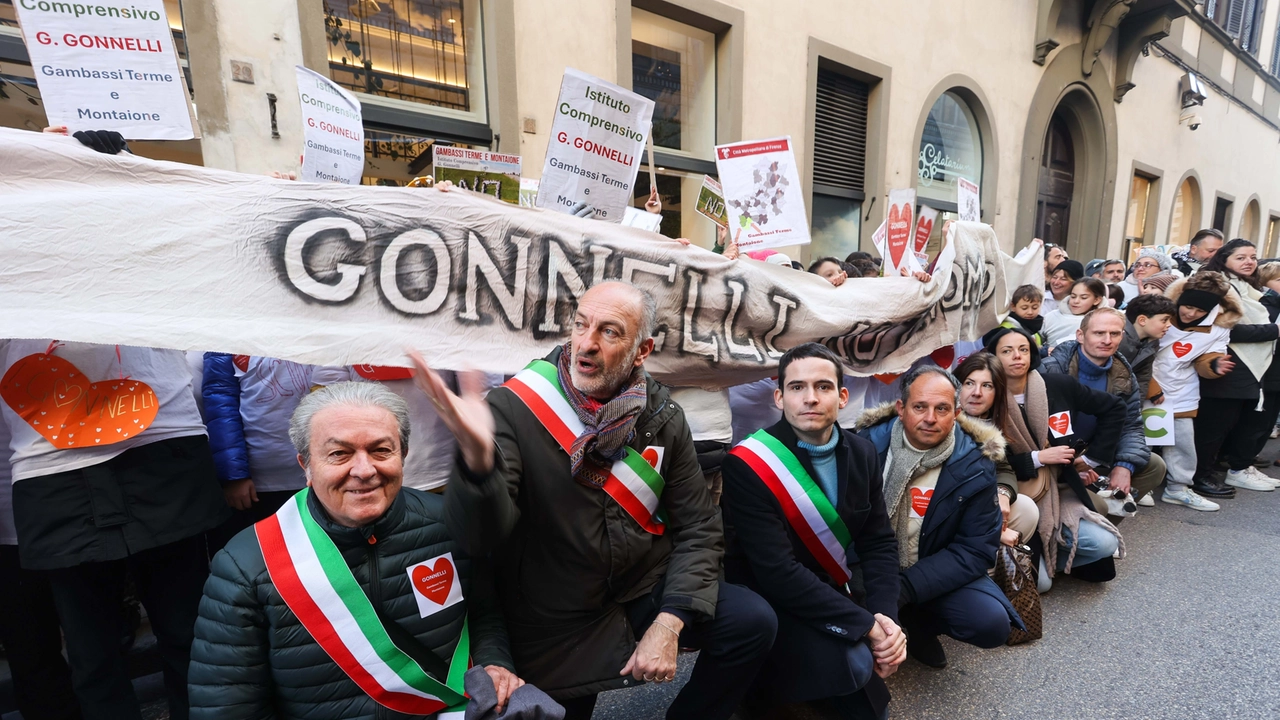 I sindaci di Gambassi Terme e Montaione e il vicesindaco di Montespertoli al sit-in (foto Giuseppe Cabras/New Press Photo) I sindaci di Gambassi Terme e Montaione e il vicesindaco di Montespertoli al sit-in (foto Giuseppe Cabras/New Press Photo)