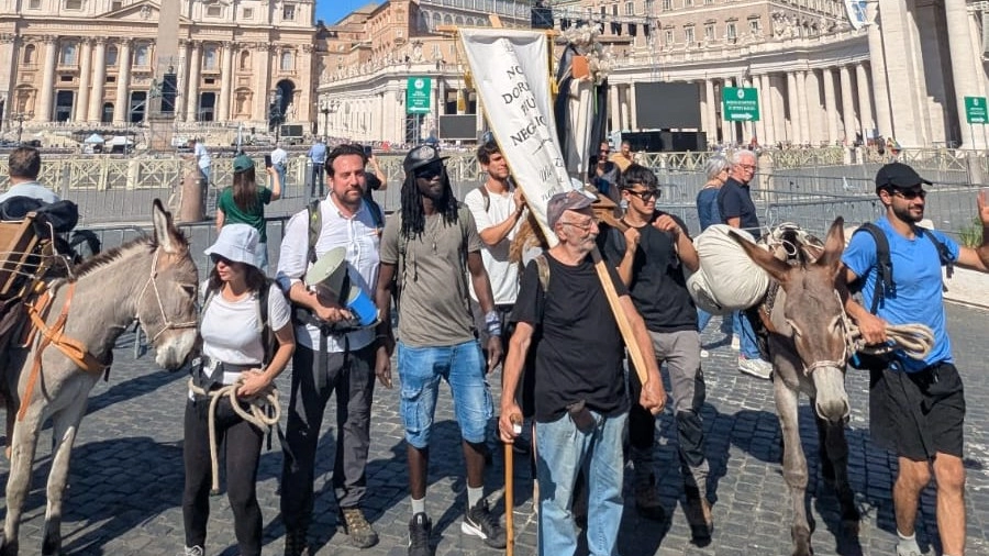 Gli abitanti di Montegiovi arrivati in piazza San Pietro Gli abitanti di Montegiovi arrivati in piazza San Pietro
