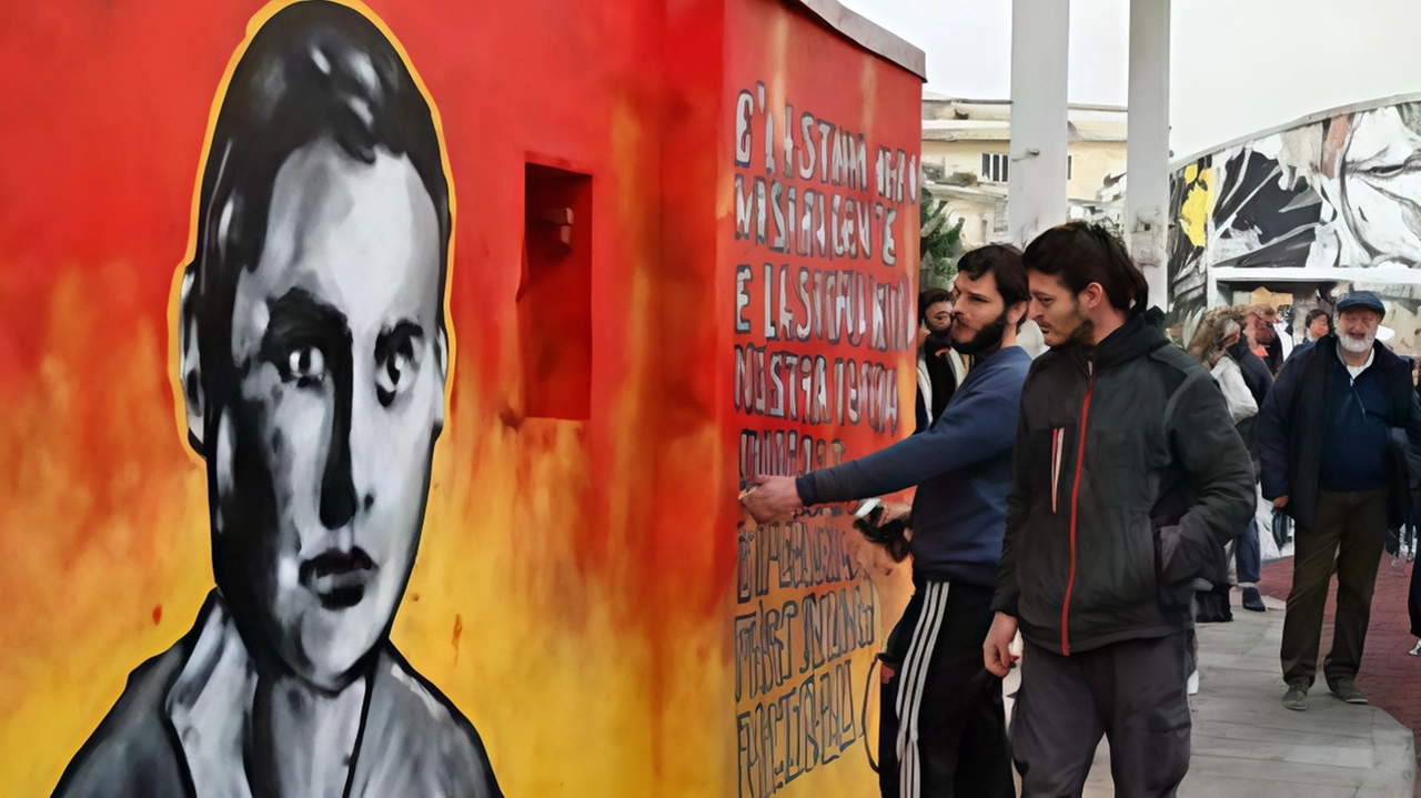 Il murales con l’omaggio a Salvetti realizzato all’ex mercato coperto dai giovani della Casa Rossa Occupata dopo la vicenda della svastica coperta Il murales con l’omaggio a Salvetti realizzato all’ex mercato coperto dai giovani della Casa Rossa Occupata dopo la vicenda della svastica coperta