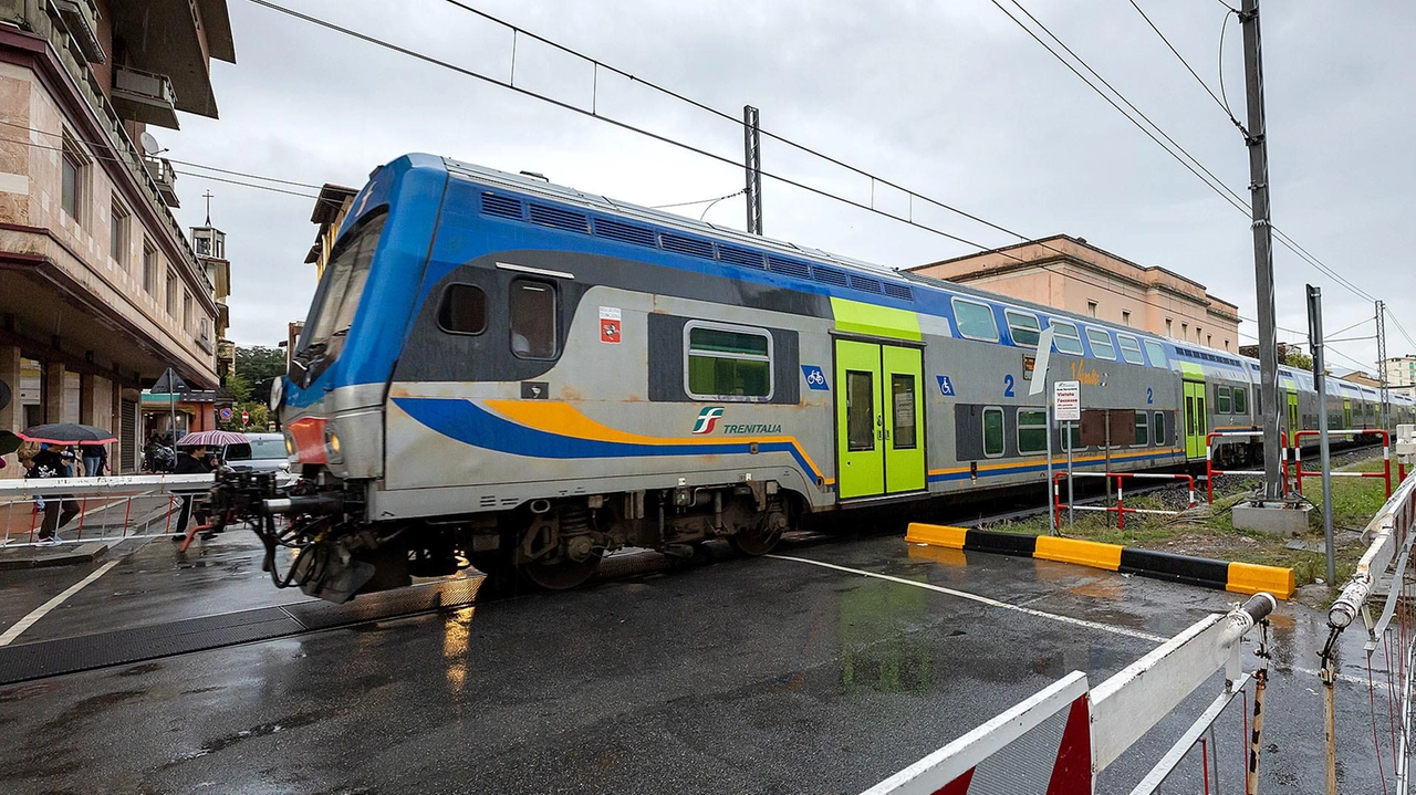 Mattinata difficile per un guasto di natura tecnica in zona Serravalle, colpiti i pendolari fino a Viareggio Mattinata difficile per un guasto di natura tecnica in zona Serravalle, colpiti i pendolari fino a Viareggio