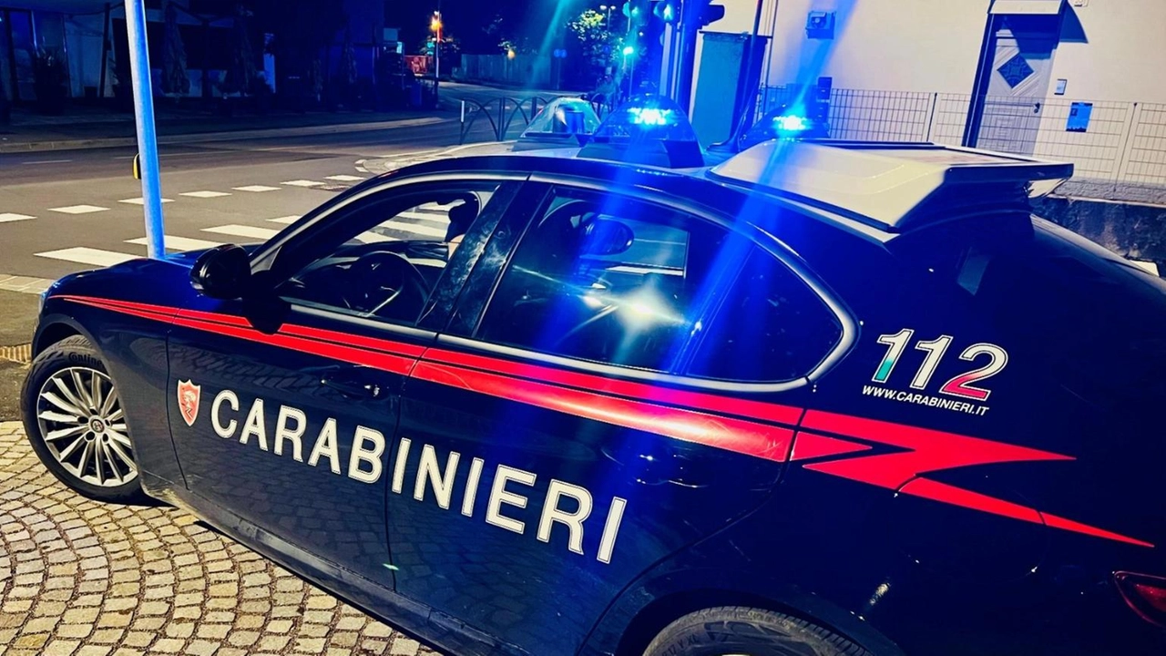 In un paese al confine con la Svizzera, indagano i carabinieri In un paese al confine con la Svizzera, indagano i carabinieri